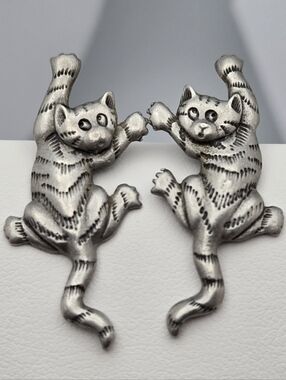 Vintage JJ Jonette Pewter Cat Earrings Climbing Cat 1970s 1.5" Animal